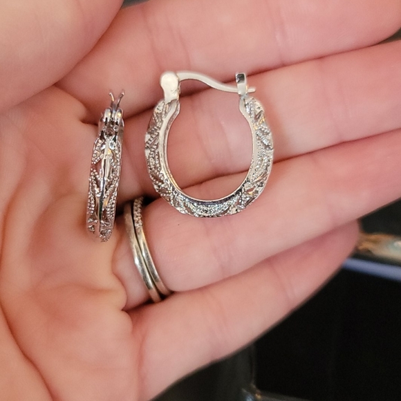 NEW GORGEOUS Silver Earrings so much detail - Picture 4 of 4